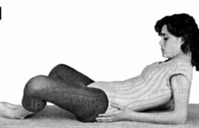 Paso 1 da postura de yoga Shavasana